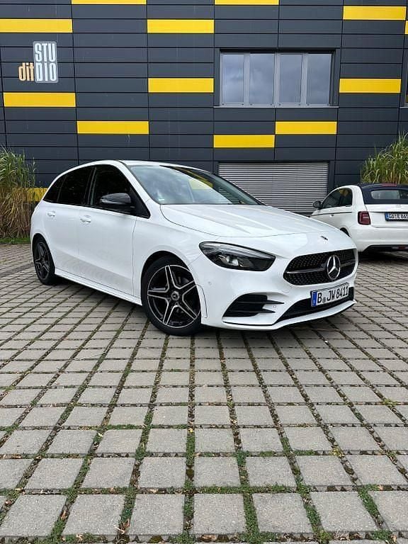 Schwarz Gebraucht 2022 Mercedes B180 AMG Van / Kleinbus | 25.900 € (Superpreis) - Bild 1/4