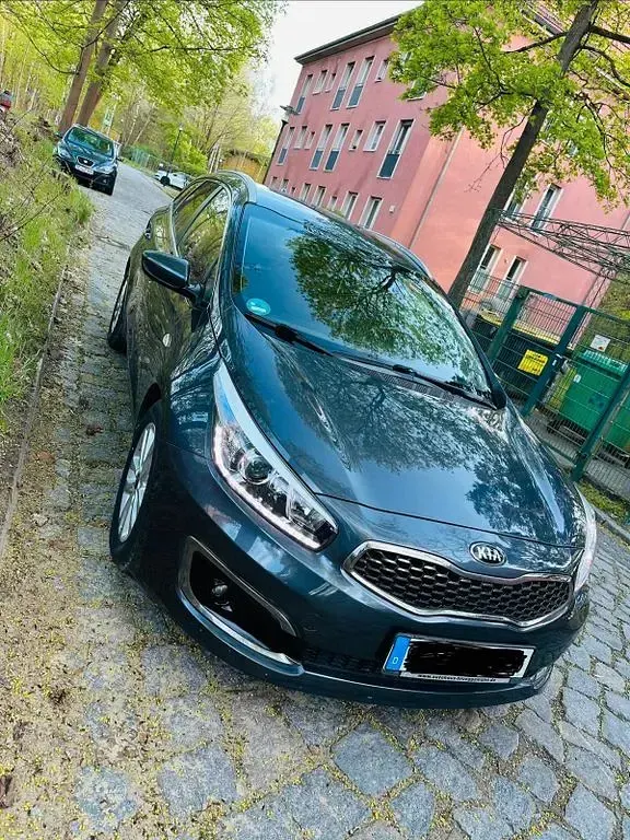 Gebraucht Kia Ceed DREAM-TEAM Edition 101 PS (74 kW) 2017 Grau Kleinwagen