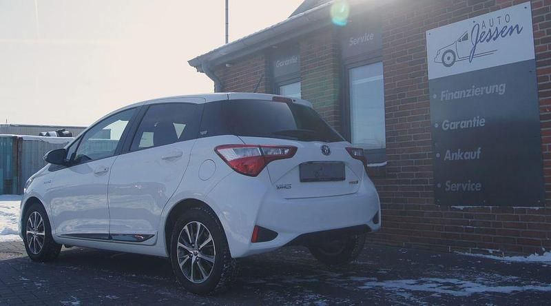 Gebraucht Toyota Yaris Hybrid Club 73 PS (53 kW) 2019 Weiß Limousine