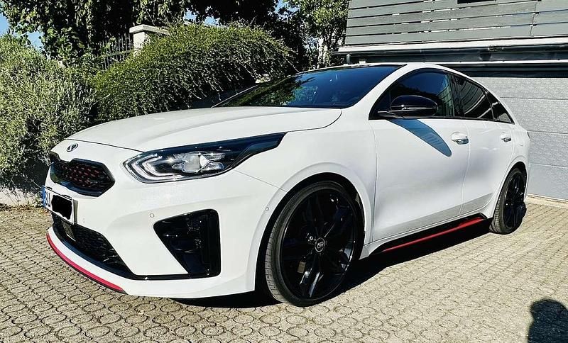 Weiß Gebraucht 2020 Kia ProCeed GT Kleinwagen | 21.700 € (Fairer Preis) - Bild 1/4