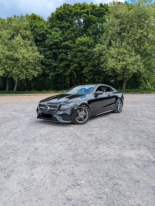 Schwarz Gebraucht 2019 Mercedes E220 AMG line Coupé | 34.000 € (Fairer Preis) - Bild 1/4
