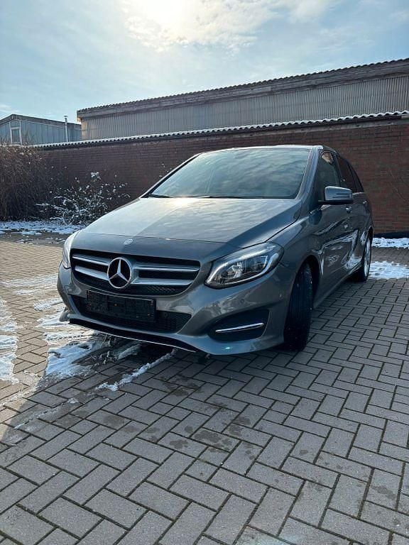 Gebraucht Mercedes B180 122 PS (89 kW) 2015 Schwarz Van / Kleinbus