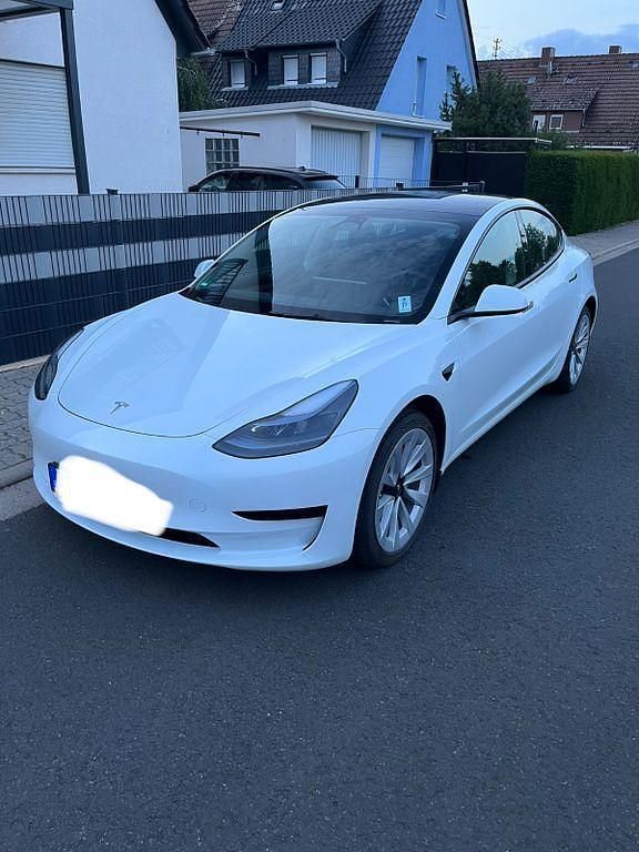 Weiß Gebraucht 2022 Tesla Model 3 Limousine | 30.299 € (Fairer Preis) - Bild 1/4