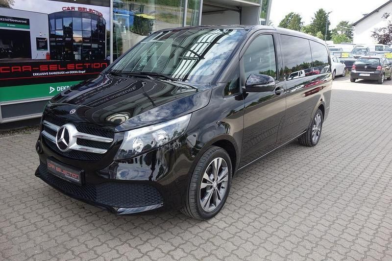 Obsidianschwarz Gebraucht 2020 Mercedes V220 Van / Kleinbus | 41.800 € (Etwas zu teuer) - Bild 1/4