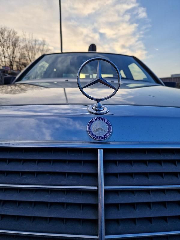 Grau Gebraucht 1988 Mercedes E260 Limousine | 8.900 € - Bild 1/1