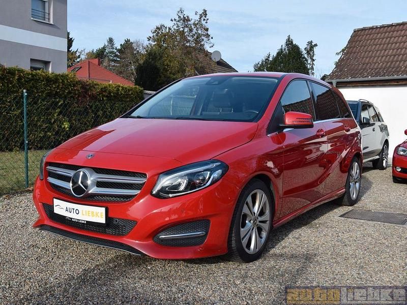 Rot Gebraucht 2018 Mercedes B200 Urban Van / Kleinbus | 17.990 € (Fairer Preis) - Bild 1/4