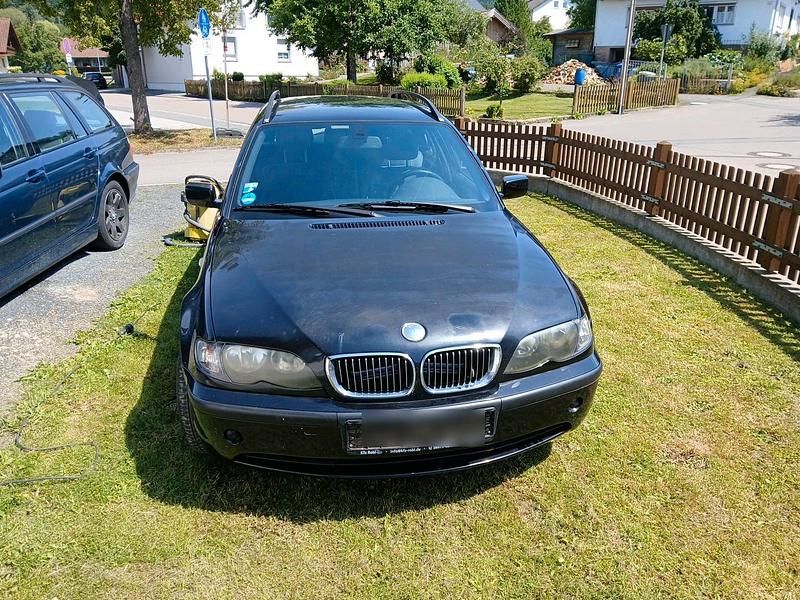 Schwarz Gebraucht 2003 BMW 320 Kombi | 950 € (Superpreis) - Bild 1/4