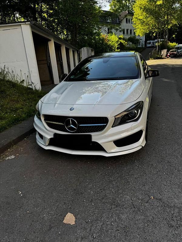 Weiß Gebraucht 2014 Mercedes CLA200 AMG line Coupé | 16.500 € (Fairer Preis) - Bild 1/4