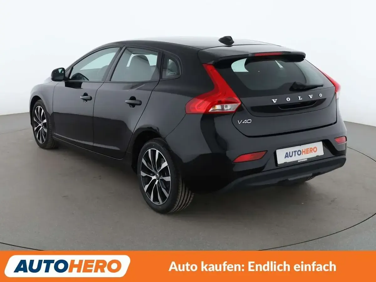 Gebraucht Volvo V40 Momentum 122 PS (89 kW) 2019 Schwarz Kombi
