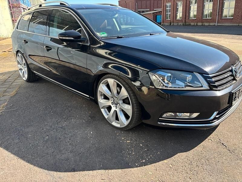 Schwarz Gebraucht 2011 VW Passat Individual Kombi | 8.850 € (Etwas zu teuer) - Bild 1/4