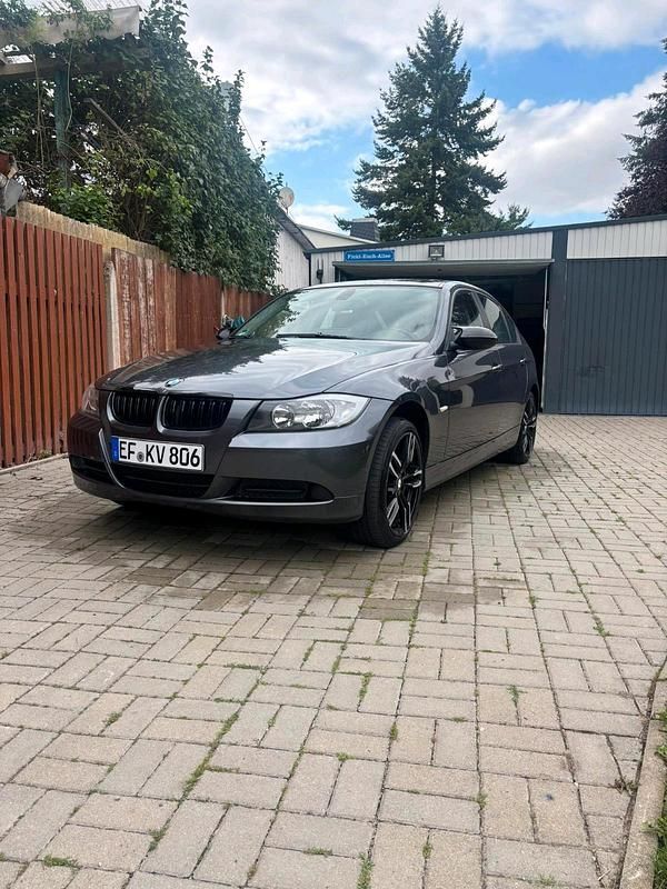 Andere außenfarben Gebraucht 2005 BMW 318 Limousine | 3.999 € (Fairer Preis) - Bild 1/4
