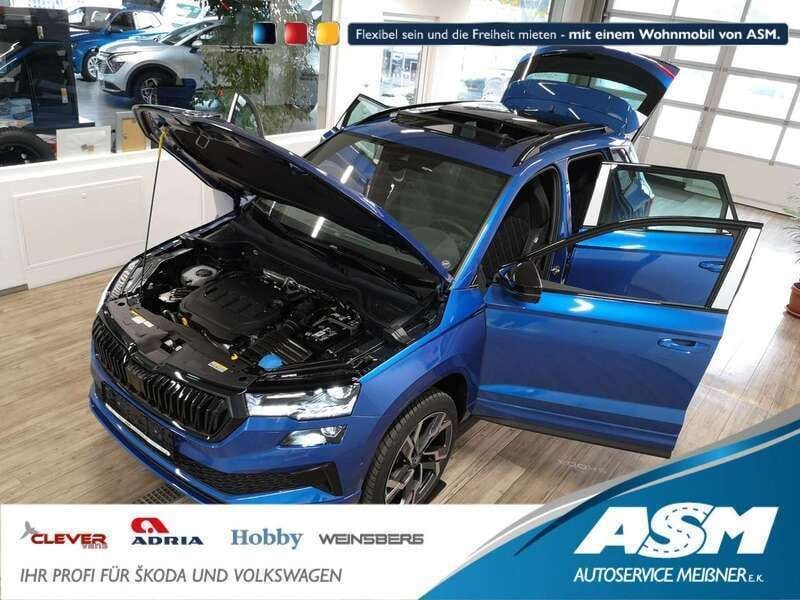 Race blau metallic Neu 2025 Skoda Karoq SportLine SUV | 44.697 € - Bild 1/4