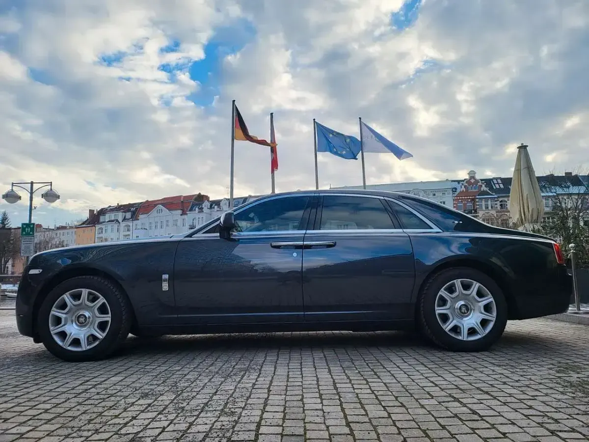 Gebraucht Rolls Royce Ghost 571 PS (419 kW) 2014 Darkest tungsten & silver Limousine