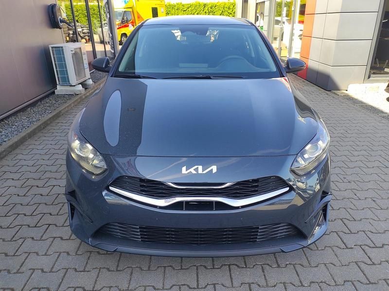 Neu Kia Ceed 140 PS (102 kW) 2025 Penta grau h8g Kleinwagen