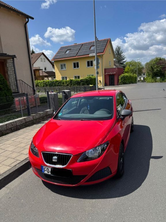 Rot Gebraucht 2011 Seat Ibiza SC Kleinwagen | 2.399 € (Fairer Preis) - Bild 1/4