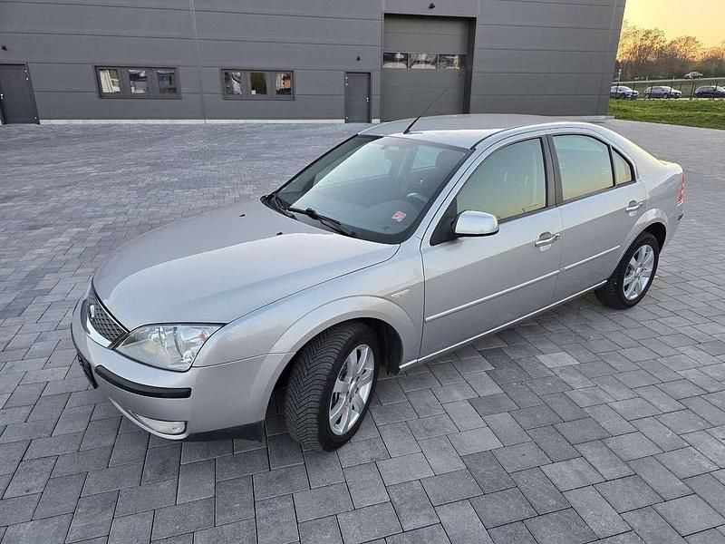 Gebraucht Ford Mondeo Trend 145 PS (106 kW) 2005 Kristallsilber metallic Kleinwagen
