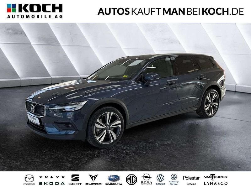 Denim blue metallic (72300) Gebraucht 2024 Volvo V60 CC Ultimate Kombi | 44.990 € (Fairer Preis) - Bild 1/4
