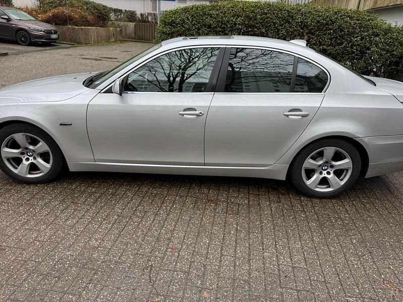 Gebraucht BMW 525 198 PS (145 kW) 2008 Grau Limousine
