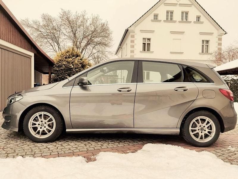 Gebraucht Mercedes B180 122 PS (89 kW) 2017 Grau Van / Kleinbus