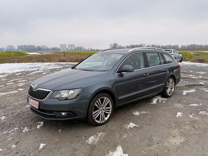 Grau Gebraucht 2015 Skoda Superb Elegance Kombi | 9.995 € (Fairer Preis) - Bild 1/4