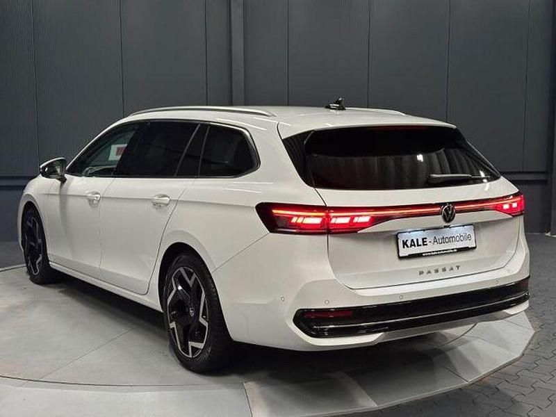 Gebraucht VW Passat Elegance 150 PS (110 kW) 2025 Oryxweiß perlmutteffekt Kombi