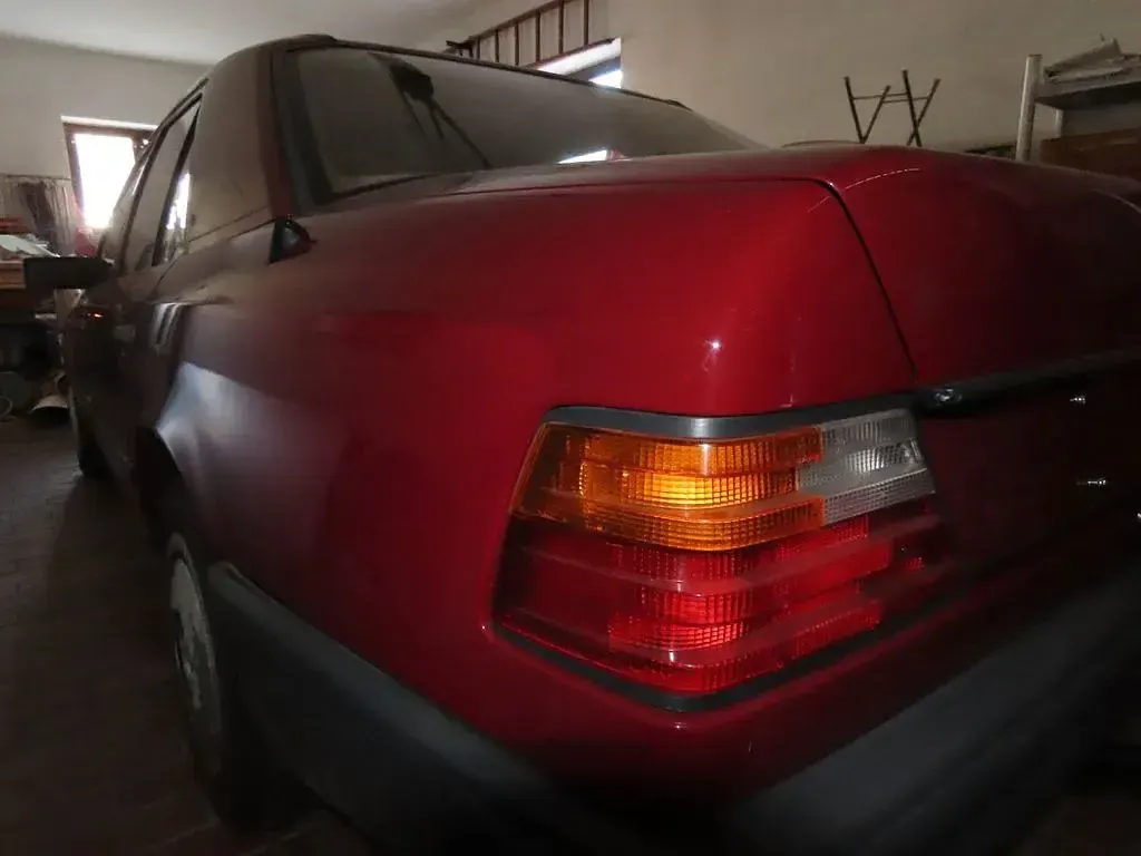 Gebraucht Mercedes 250 94 PS (69 kW) 1989 Rot Limousine