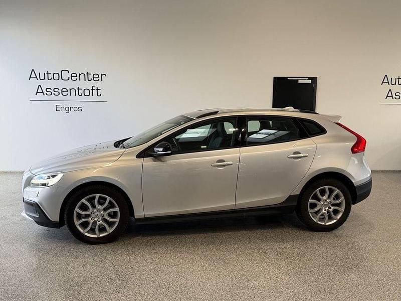 Silber Gebraucht 2018 Volvo V40 CC Kombi | 14.500 € (Superpreis) - Bild 1/3
