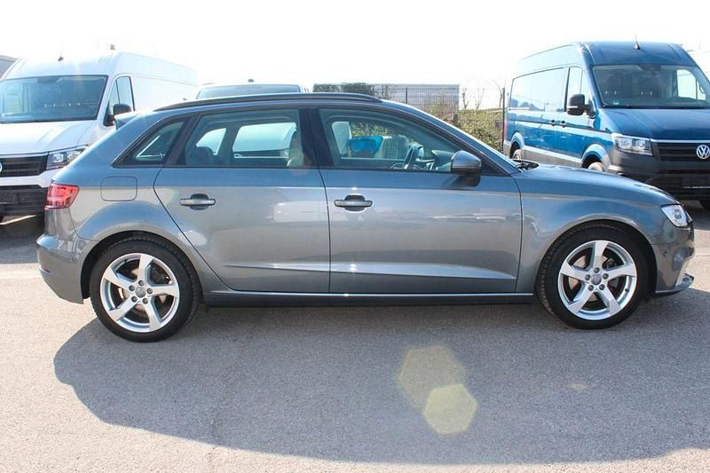 Gebraucht Audi A3 Sport 116 PS (85 kW) 2018 Grau Limousine