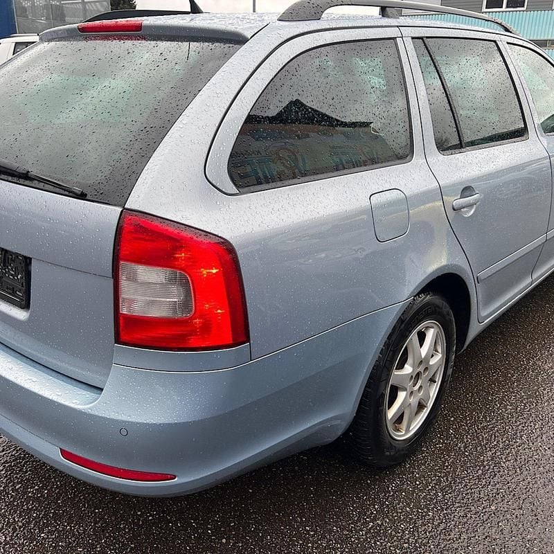 Gebraucht Skoda Octavia Ambiente 160 PS (117 kW) 2010 Grau Kombi