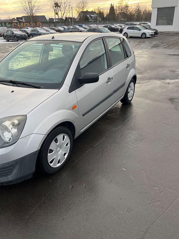 Gebraucht Ford Fiesta Ambiente 70 PS (51 kW) 2006 Silber Kleinwagen