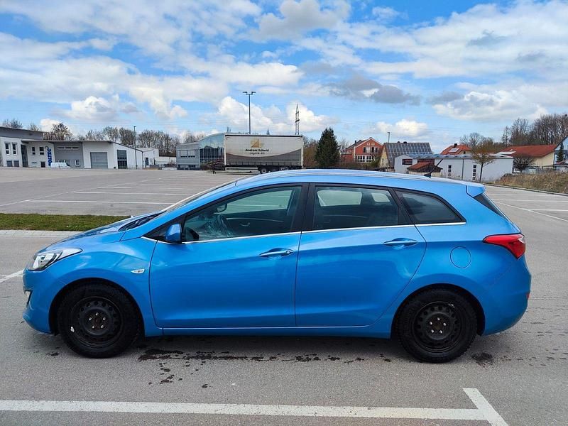 Gebraucht Hyundai i30 120 PS (88 kW) 2015 Blau Kombi