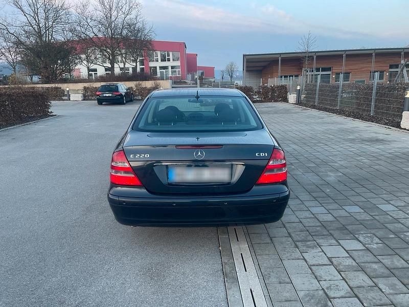 Gebraucht Mercedes E220 150 PS (110 kW) 2005 Blau Limousine