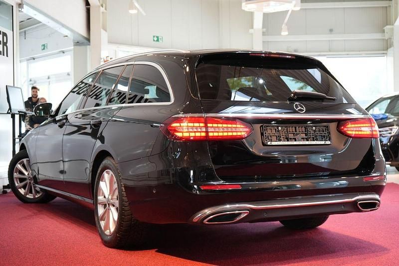 Gebraucht Mercedes E220 200 PS (147 kW) 2022 Schwarz Limousine