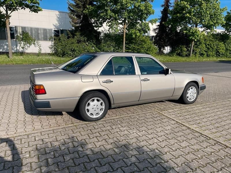 Gebraucht Mercedes E400 279 PS (205 kW) 1993 Andere farben Limousine
