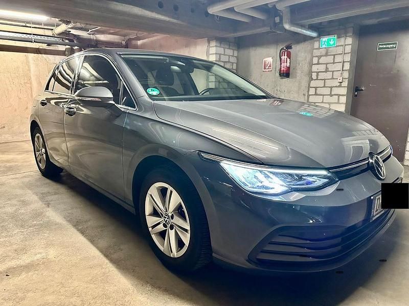 Grau Gebraucht 2022 VW Golf VIII Life Limousine | 20.900 € (Guter Preis) - Bild 1/4