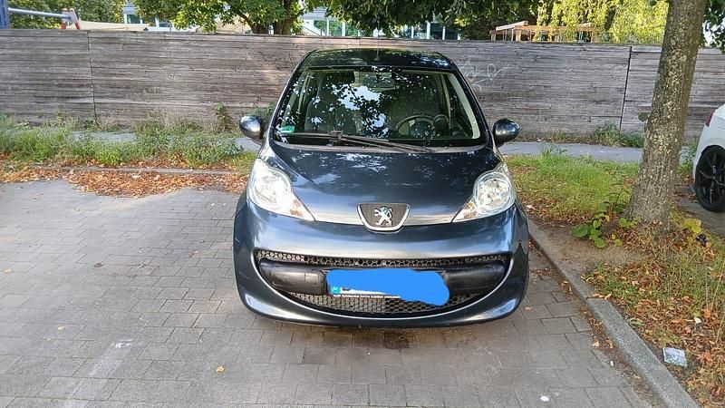 Grau Gebraucht 2005 Peugeot 107 Kleinwagen | 1.799 € (Fairer Preis) - Bild 1/4