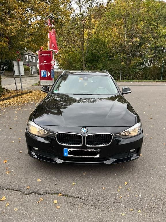 Gebraucht BMW 318 143 PS (105 kW) 2012 Schwarz Kombi
