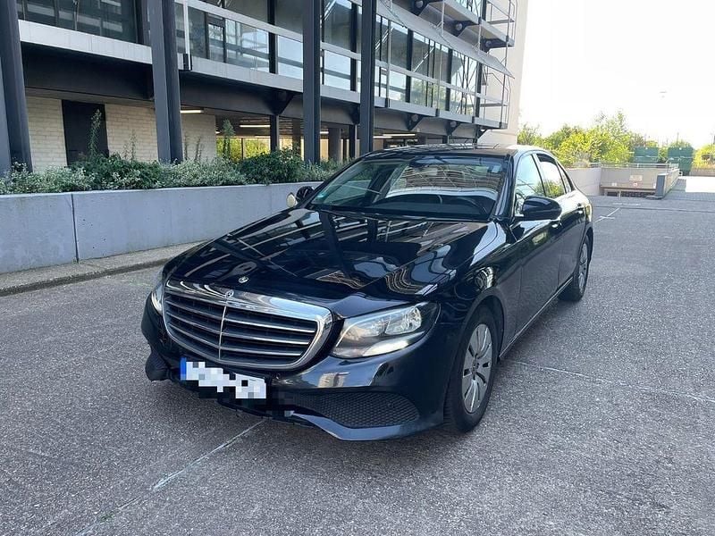 Schwarz Gebraucht 2019 Mercedes E200 Limousine | 11.980 € (Superpreis) - Bild 1/4