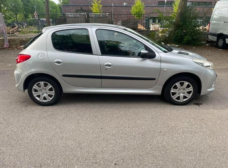 Silber Gebraucht 2010 Peugeot 206+ Kleinwagen | 2.750 € (Fairer Preis) - Bild 1/4