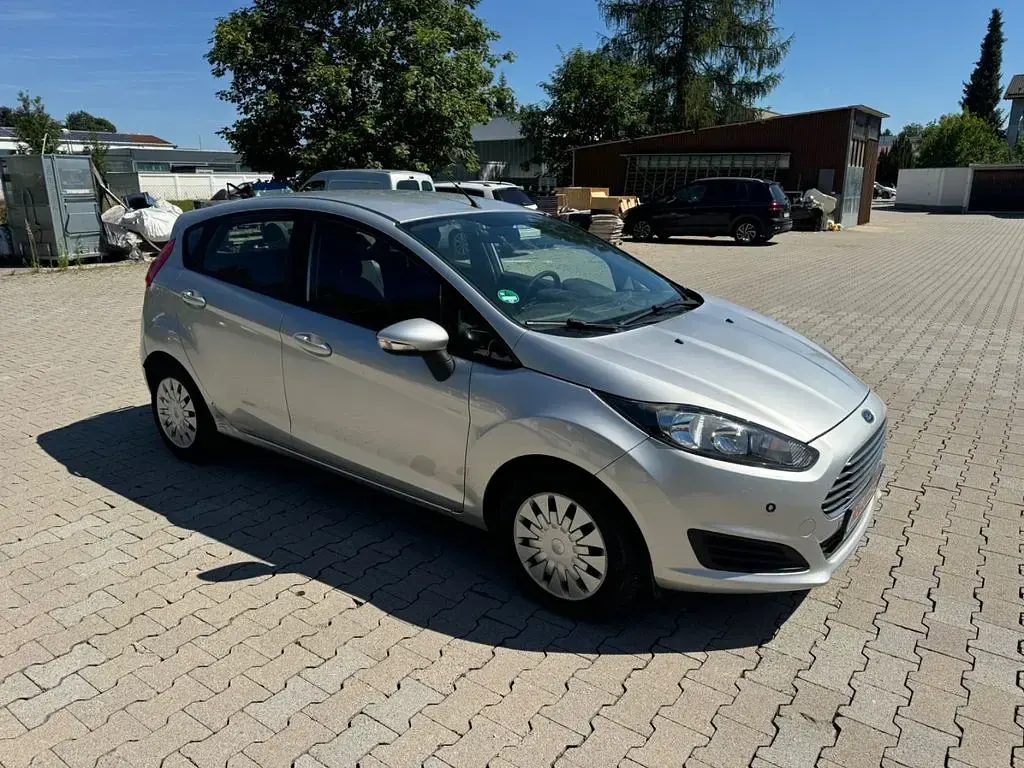 Gebraucht Ford Fiesta 95 PS (69 kW) 2015 Silber Kleinwagen