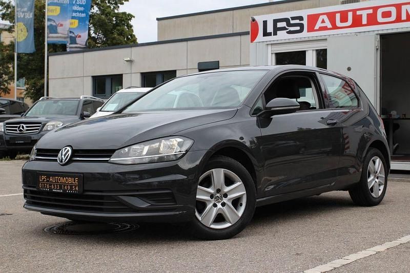 Grau Gebraucht 2018 VW Golf VII Trendline Limousine | 7.750 € (Guter Preis) - Bild 1/4