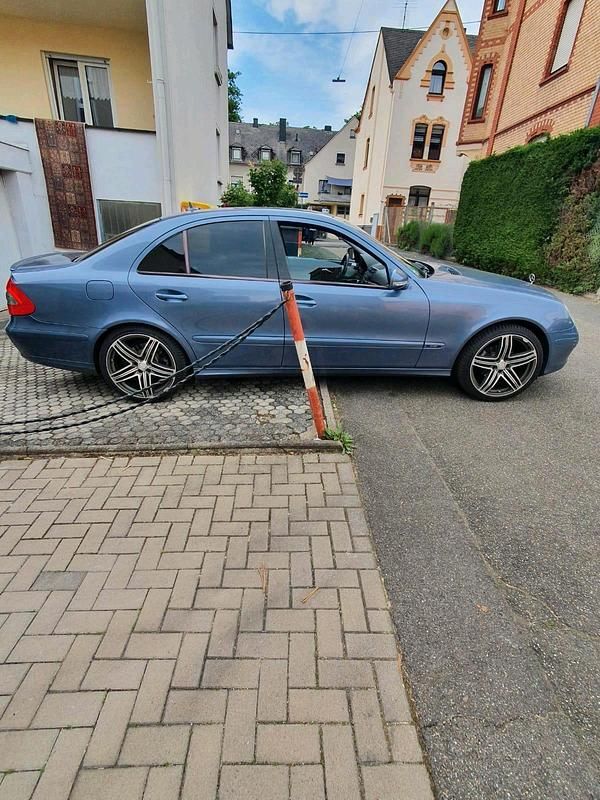 Gebraucht Mercedes E200 189 PS (139 kW) 2007 Blau Limousine