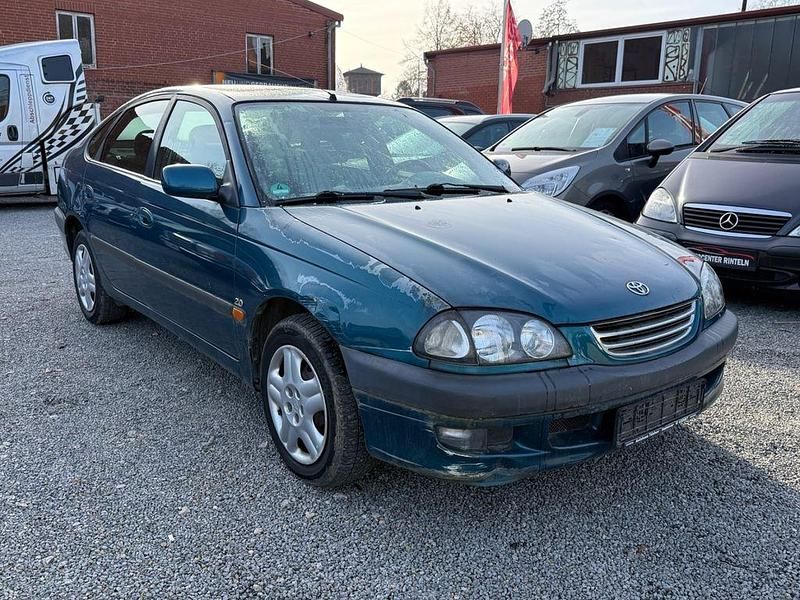 Grün Gebraucht 1998 Toyota Avensis Sol Limousine | 2.990 € (Fairer Preis) - Bild 1/4