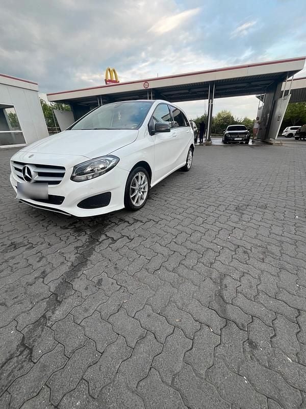 Gebraucht Mercedes B220 170 PS (125 kW) 2019 Weiß Van / Kleinbus