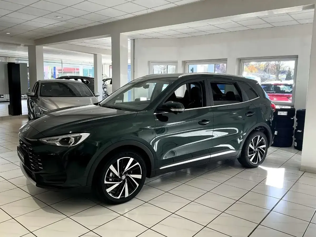 Neu MG ZS Luxury 197 PS (144 kW) 2025 Schwarz Limousine