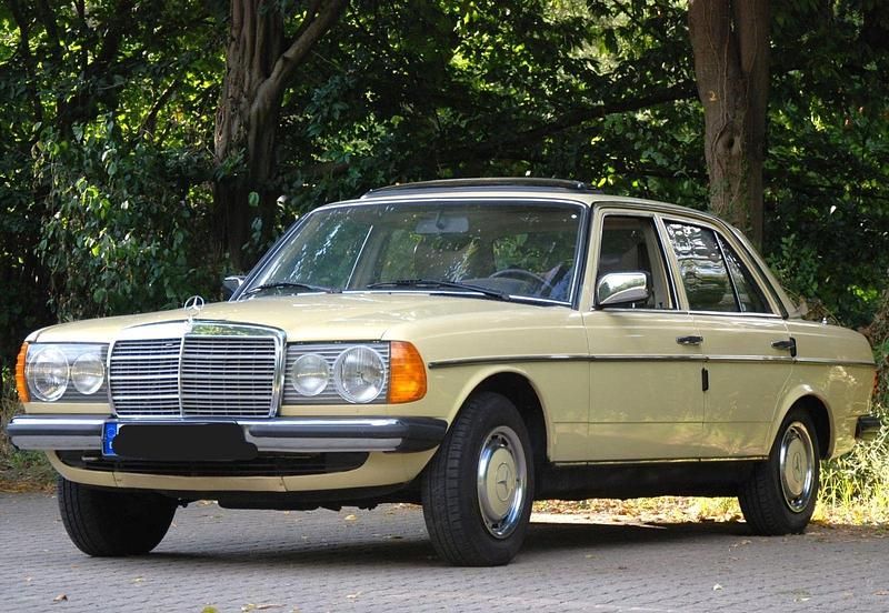 Gelb Gebraucht 1977 Mercedes 240 Limousine | 11.000 € - Bild 1/4