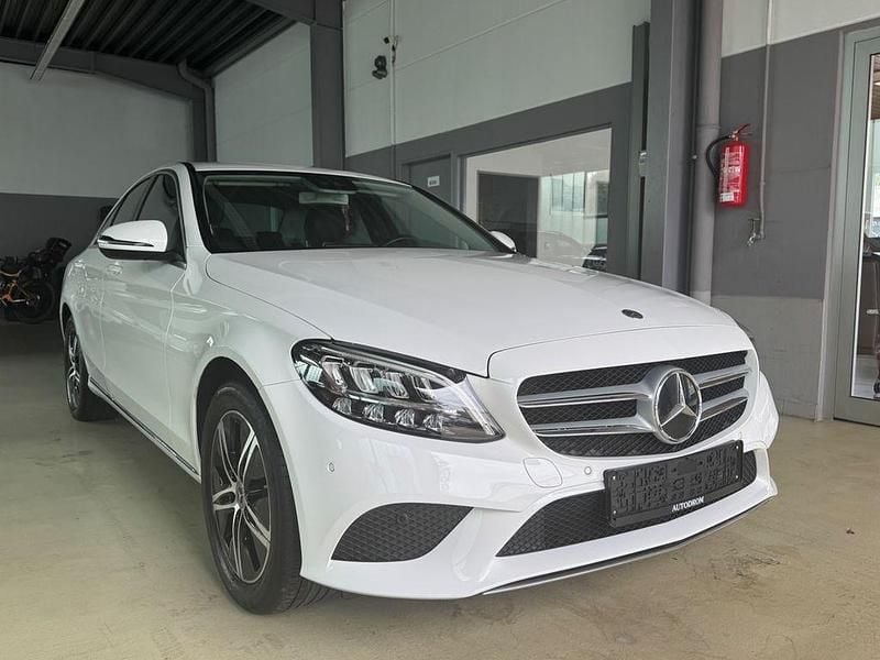 Polarweiss Gebraucht 2020 Mercedes C200 Avantgarde Limousine | 25.800 € (Fairer Preis) - Bild 1/4