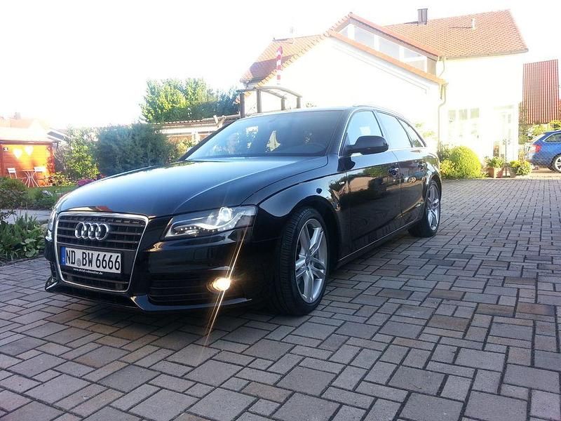 Schwarz Gebraucht 2012 Audi A4 S-Line Kombi | 8.100 € (Etwas zu teuer) - Bild 1/4