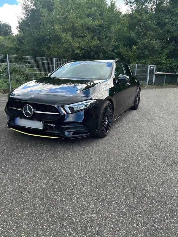 Schwarz Gebraucht 2018 Mercedes A250 AMG line Limousine | 19.500 € (Guter Preis) - Bild 1/4