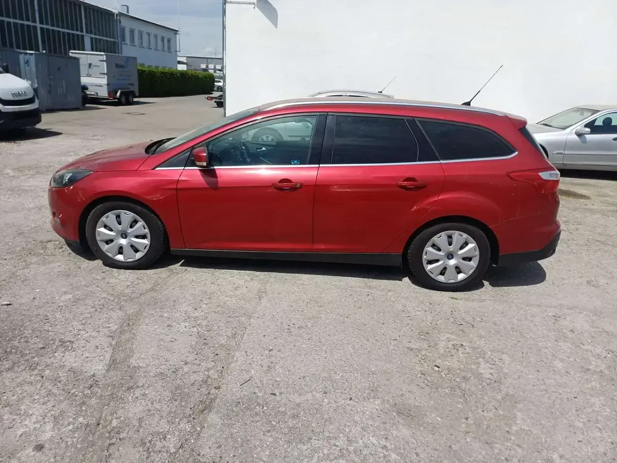 Używany Ford Focus Titanium 140 KM (102 kW) 2011 Czerwony Kombi